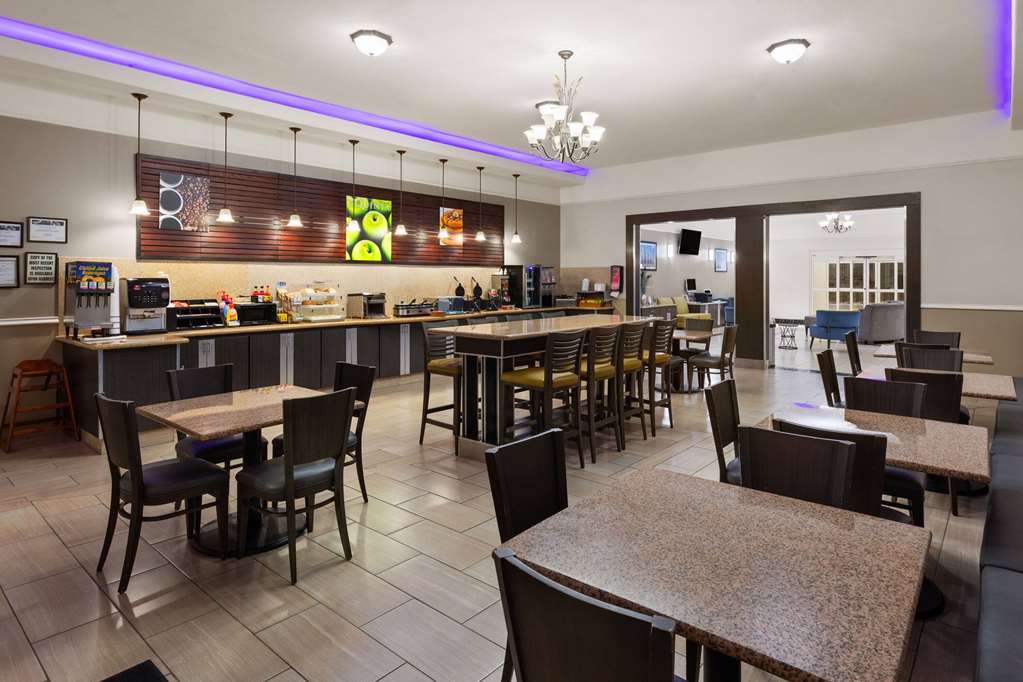 La Quinta Inn & Suites by Wyndham Deer Park - photo 32