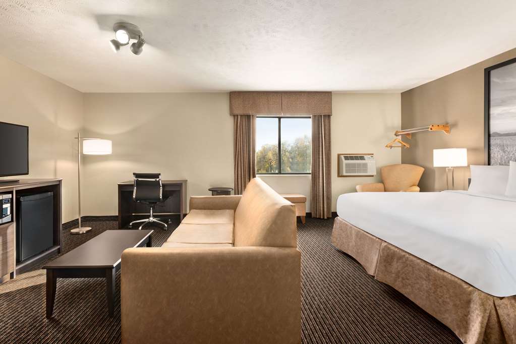 Super 8 by Wyndham Lincoln North - photo 42