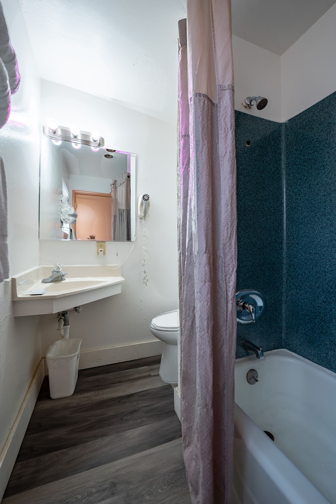 Budget Inn Madras - photo 33