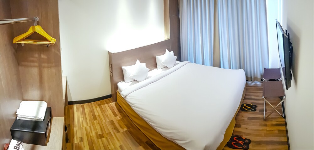 Clover Suites Royal Lake Yangon in Yangon, Myanmar