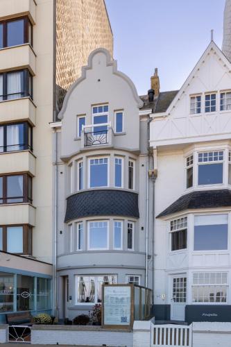Unieke villa Catherine met frontaal zeezicht parking sauna en strandcabine — 4-Star Luxury Hotel in De Panne, Belgium