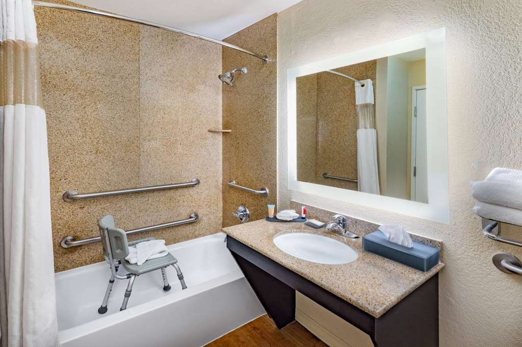 La Quinta Inn & Suites by Wyndham Garland Harbor Point - photo 37