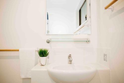 Perfect Location 4BR Home Warana 200m to Beach — 4-Star Luxury Hotel in Buddina, Australia