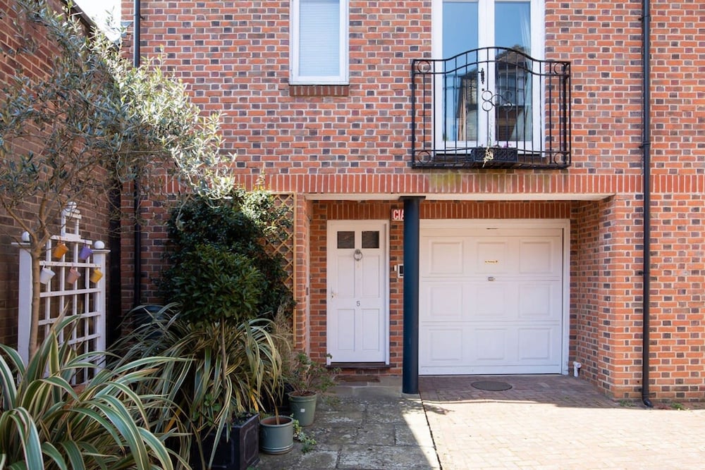 Central Chichester 3bd Mews House For Up To 6 — 4-Star Luxury Hotel in Chichester, United Kingdom