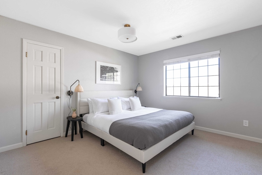 Jasmine by Avantstay Entertainers Paradise w Hot Tub Pool Table & Large Patio in Santa Rosa, United States