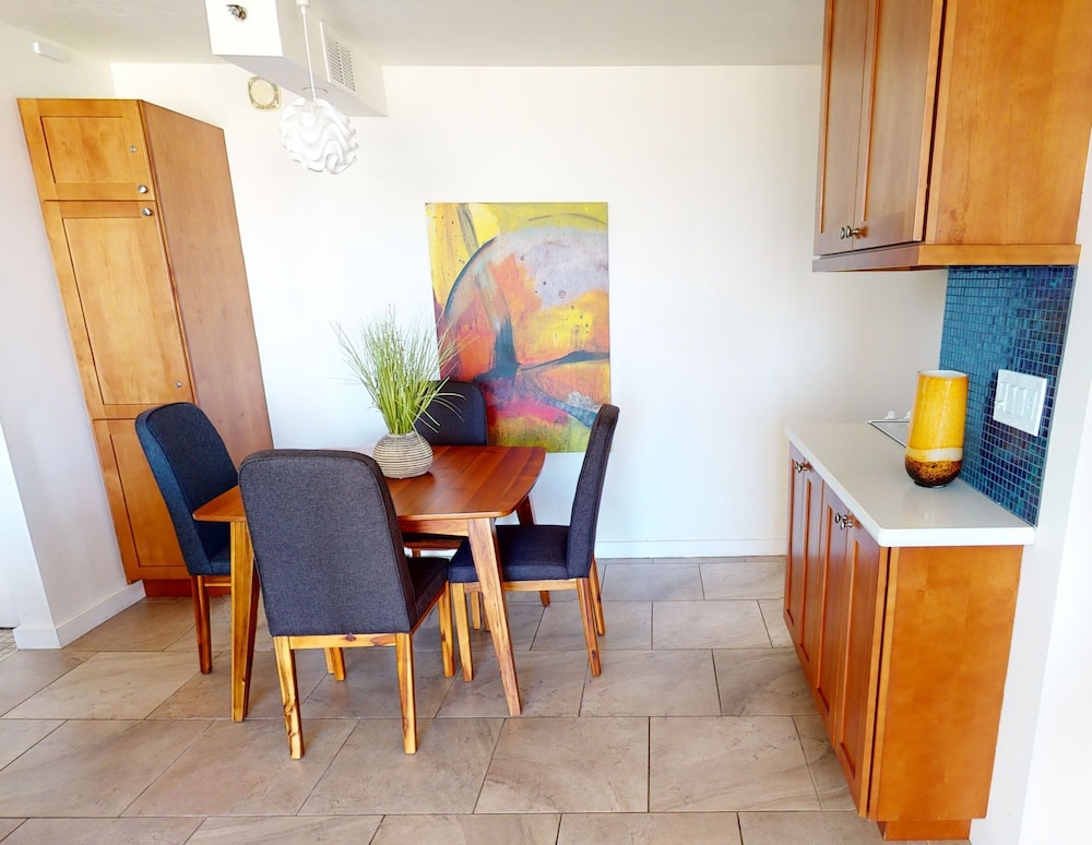 Artsy 32nd Floor Condo with Modern Furnishings & Gorgeous Ocean Views by Koko Resort Vacation Rentals - photo 16