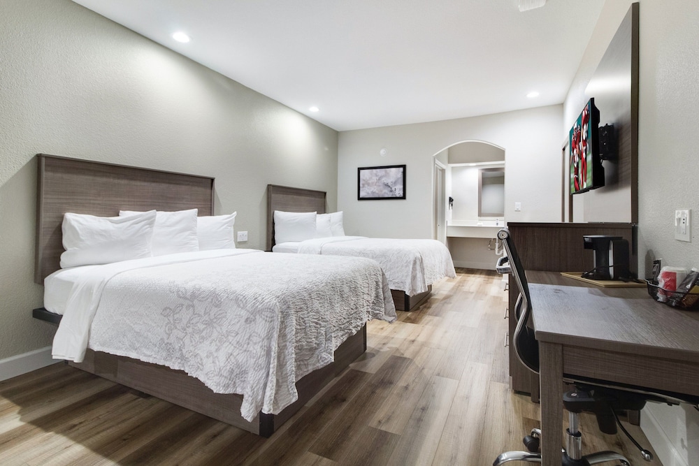 Red Roof PLUS Galveston Beachfront - photo 5