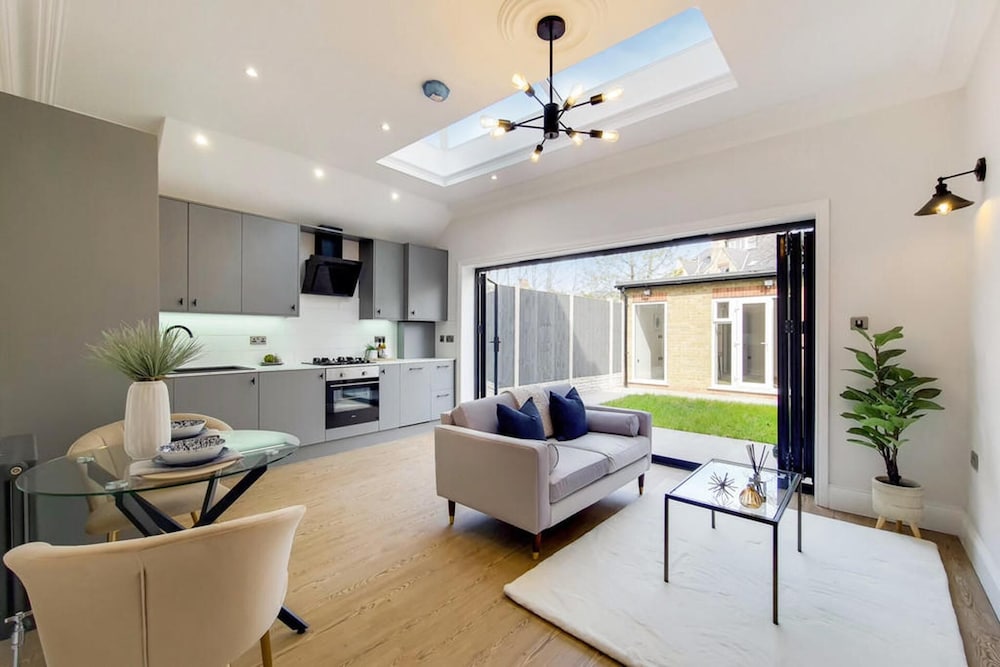Brand New Luxury 2 bed Apartment in London — 4-Star Luxury Hotel in London, United Kingdom