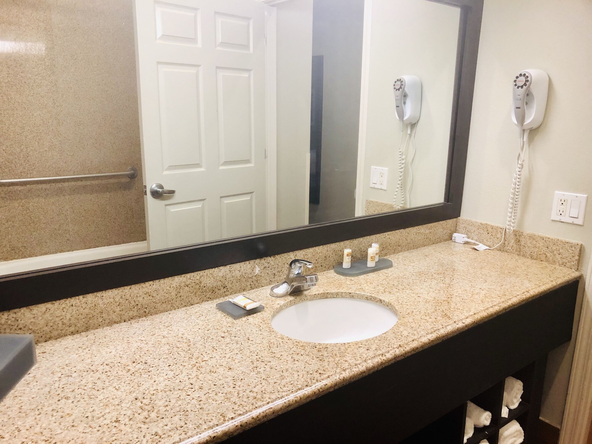 La Quinta Inn & Suites by Wyndham Lake Charles Casino Area - photo 2