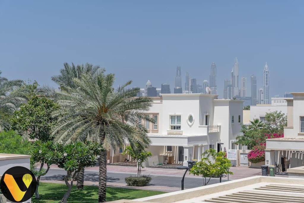 Vogue Springs Emirates Living near The Springs Souk JBR Marina Mall of the Emirates Spacious Villa with Garden and access to Lake and all Amenities in the Community — 5-Star Luxury Hotel in Dubai, United Arab Emirates