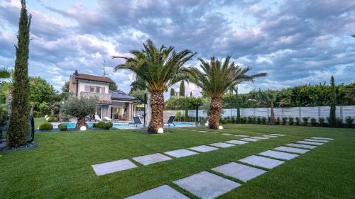 Villa Sirmione Front Lake — 4-Star Luxury Hotel in Sirmione, Italy