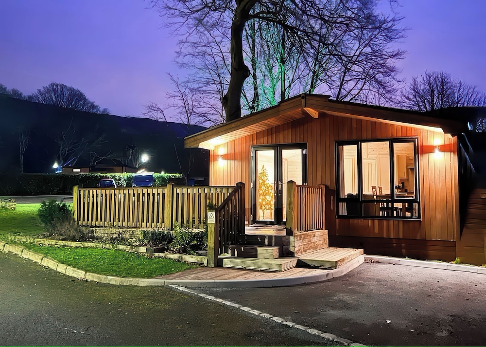 Dovestone Luxury Lodges pet Free — hotel in Oldham
