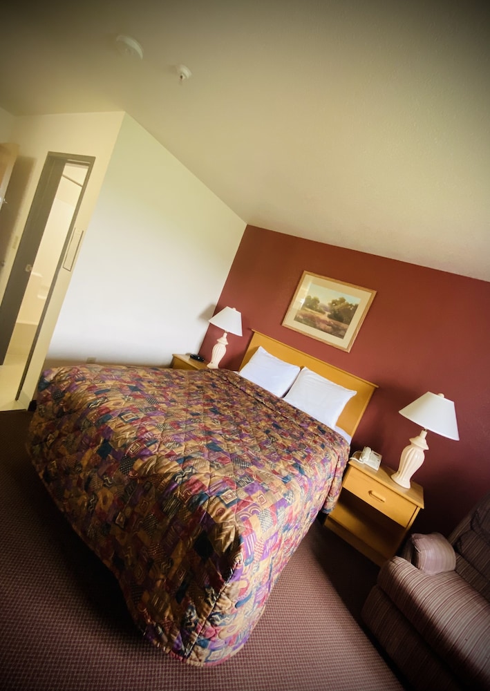 Herington Inn & Suites - photo 9