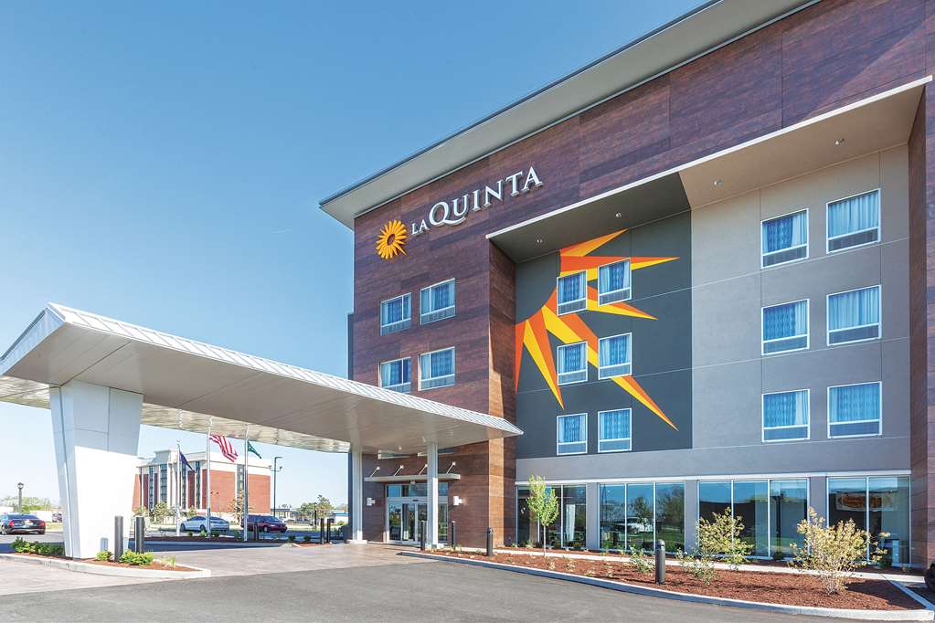 La Quinta Inn & Suites by Wyndham Terre Haute - photo 2