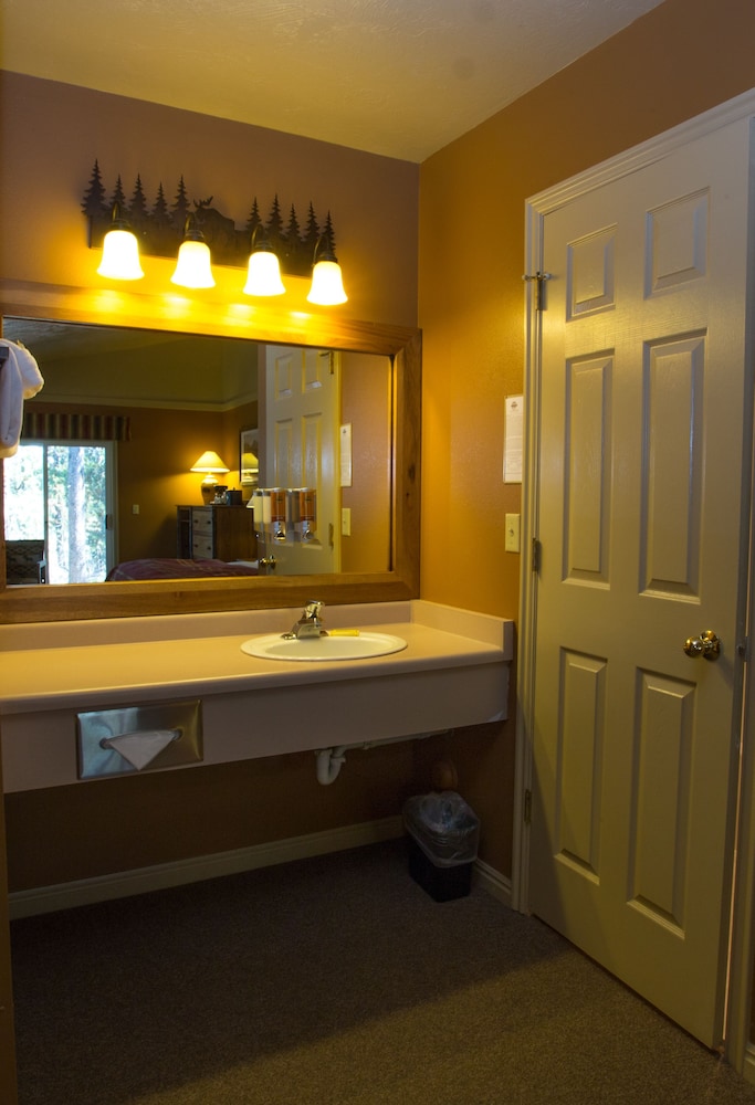 Headwater S Lodge Cabins At Flagg Ranch - photo 7