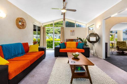 Retro 4 bedroom home warm and welcoming quiet location — 4-Star Luxury Hotel in Porirua, New Zealand