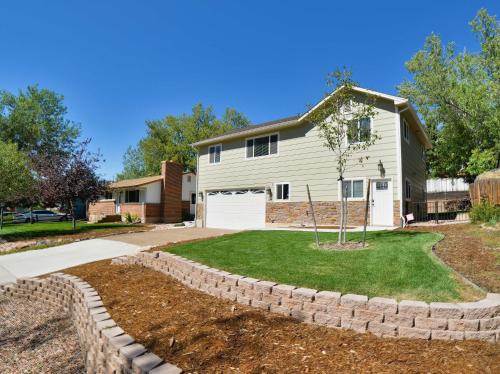 Crestview Place Family Home 2 Mins to UCCS Patio and BBQ — 4-Star Luxury Hotel in Colorado Springs, United States
