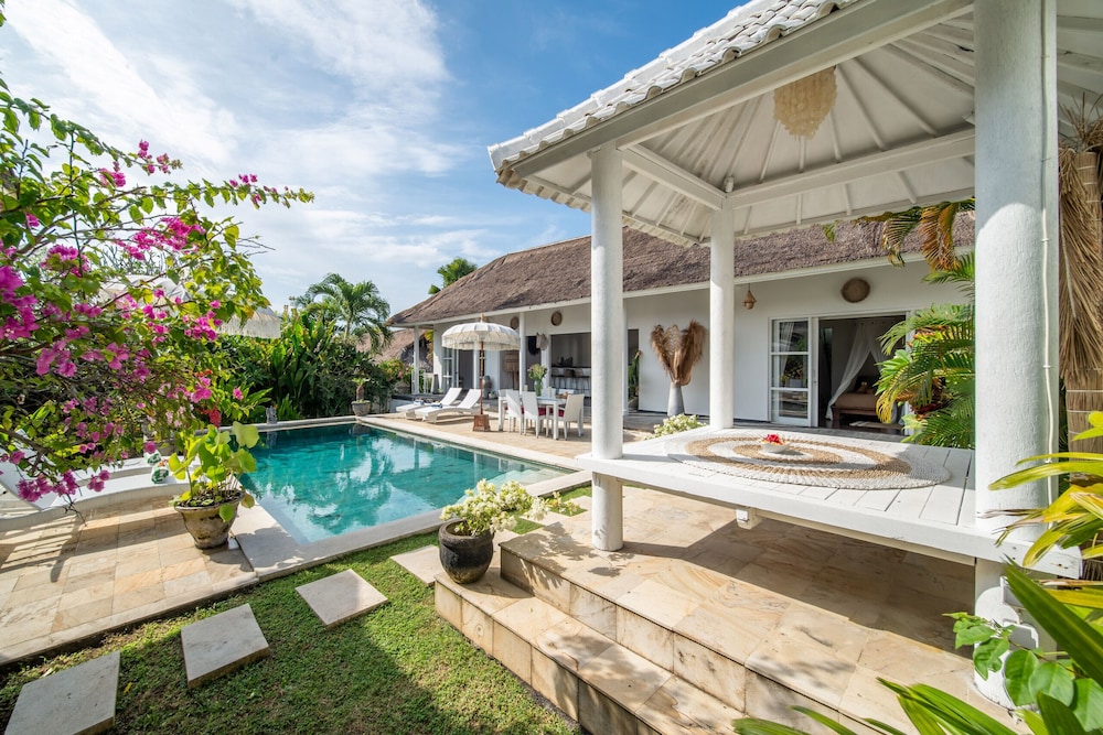 Villa Moana Poe Uluwatu — 4-Star Luxury Hotel in Bali, Indonesia