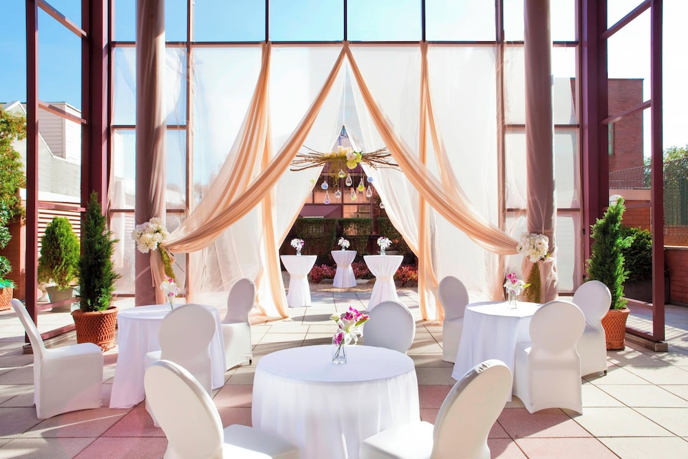 Sheraton LaGuardia East Hotel - photo 4