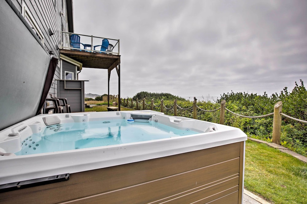 Oceanfront South Beach Home with Hot Tub and Sauna — 4-Star Luxury Hotel in Newport, United States