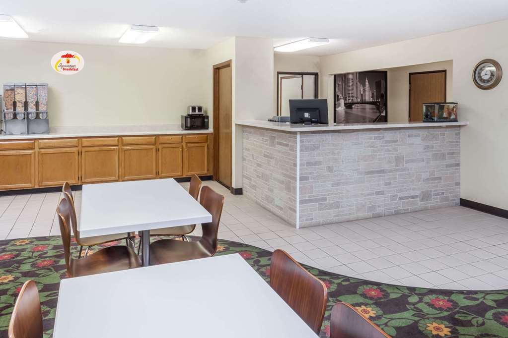 Super 8 by Wyndham Pekin Peoria Area - photo 2