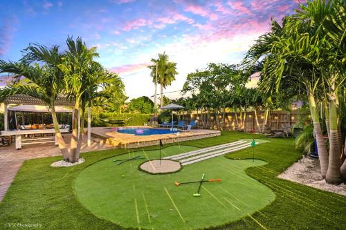 Coastal Paradise Retreat Mini Golf 4 Bedrooms Game Room Htd Pool BBQ Fire Pit — 4-Star Luxury Hotel in Hollywood, United States