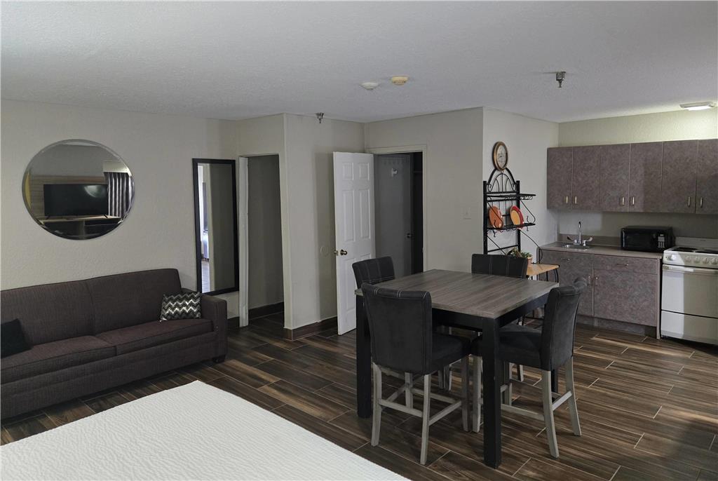 Days Inn & Suites by Wyndham Tampa Raymond James Stadium - photo 40