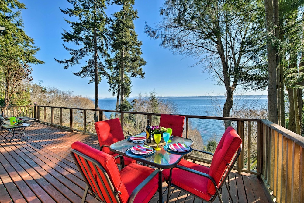 Puget Sound Escape Private Beach and Oversized Deck — 4-Star Luxury Hotel in Kingston, United States