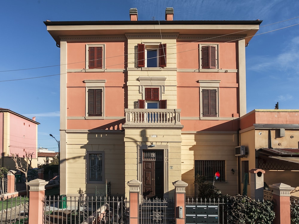 Sant'orsola Suites Apartments — 4-Star Luxury Hotel in Bologna, Italy