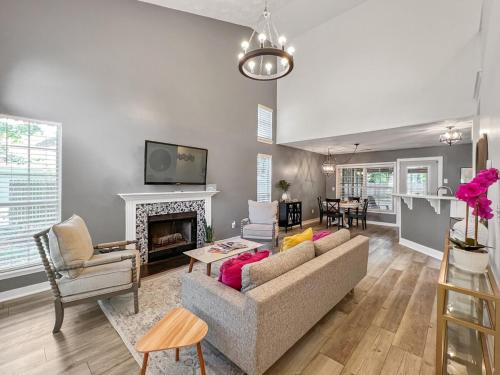 The Paramour comfy home with ground floor bedroom and fenced in yard — 4-Star Luxury Hotel in Summerville, United States