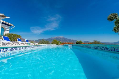 Las Alondras Stunning Lake Views — Vinuela
