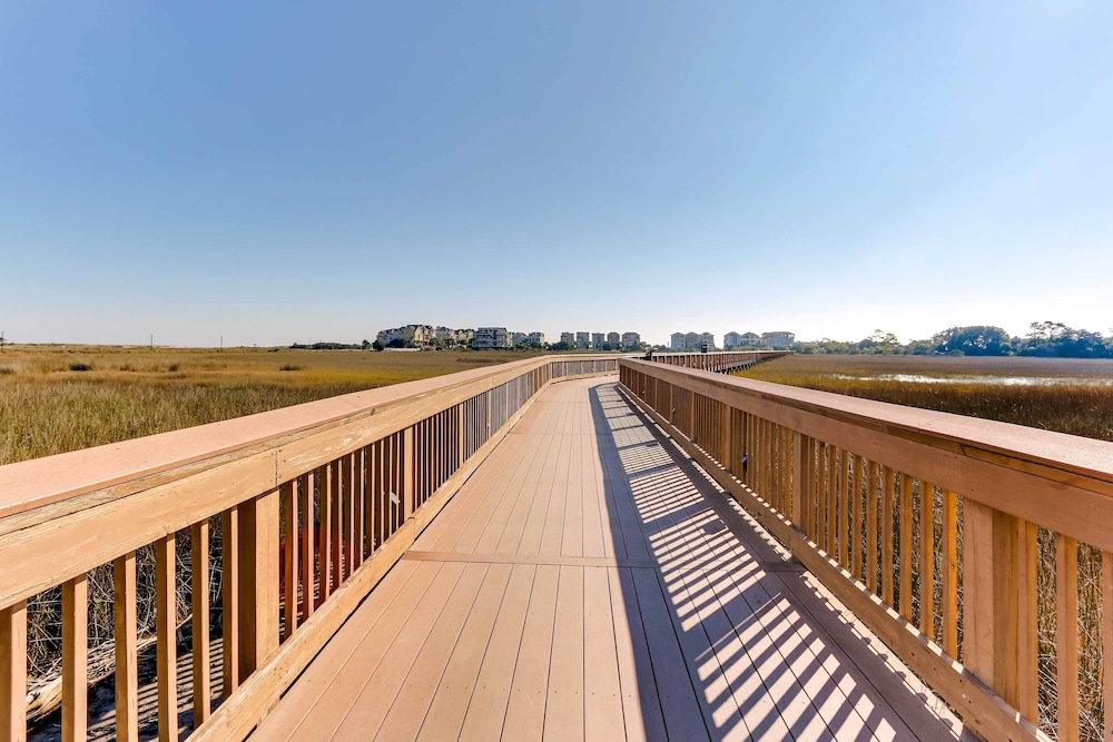 Walk to Beach: Hilton Head Resort Condo w Pools - photo 21