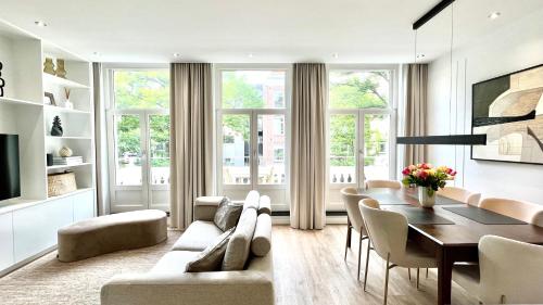 New stylish 1 bedroom apt w 2 balconies in Centrum — 4-Star Luxury Hotel in Amsterdam, Netherlands