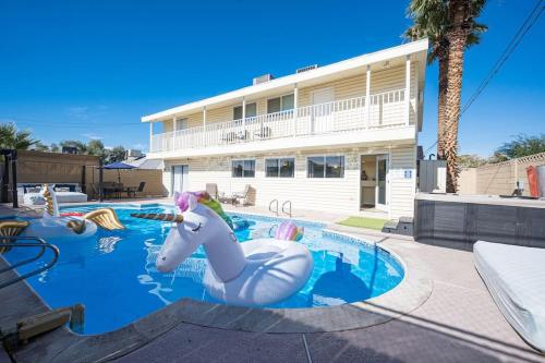 Large House 15 Beds Heated Pool Hot Tub BBQ Close to Strip