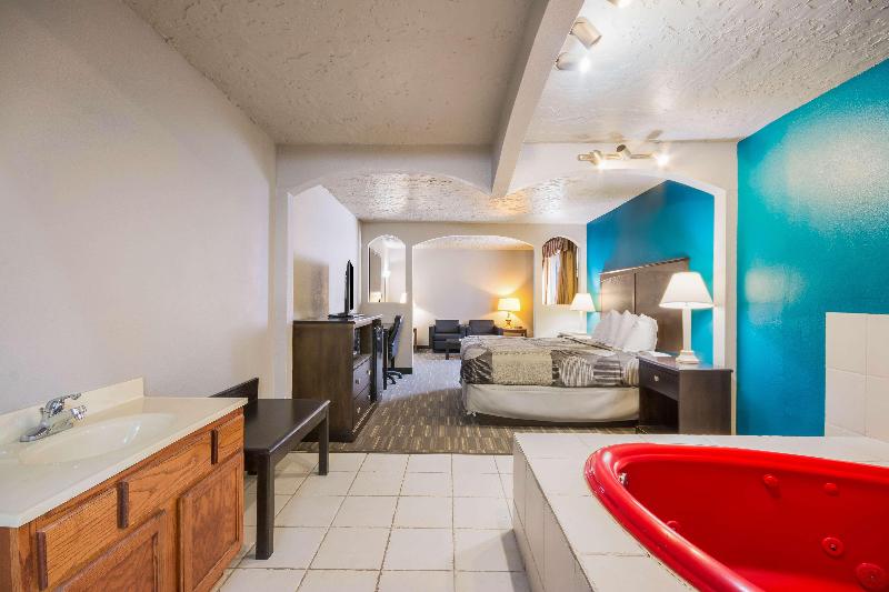 Econo Lodge Inn & Suites Oklahoma City - photo 16