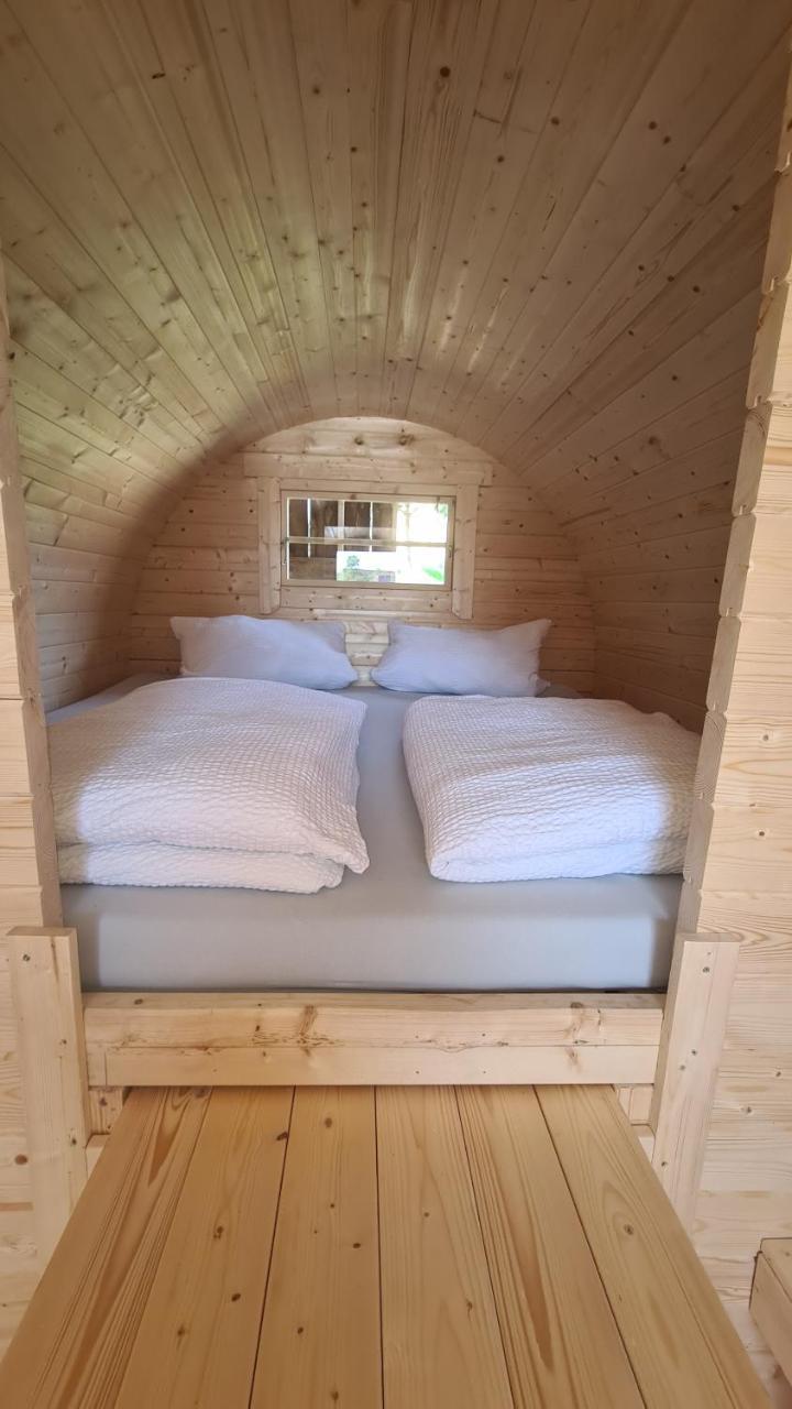 Schlaffass mit Wellness in alter Scheune — hotel in Seinsheim