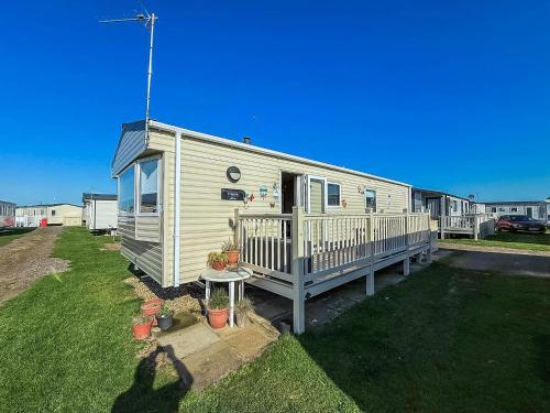 Lovely 6 Berth Caravan With Decking To The Side In Heacham Ref 21040E in Heacham, United Kingdom
