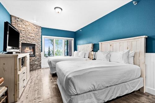 Breathtaking Lake Views Studio 2 Queen Beds Fireplace and Heated Indoor and Outdoor Pools — 4-Star Luxury Hotel in Two Harbors, United States