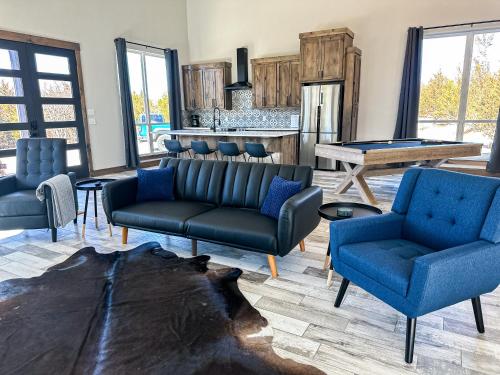 Brand New Yote Cabin Pool Table South of Norman — 4-Star Luxury Hotel in Purcell, United States