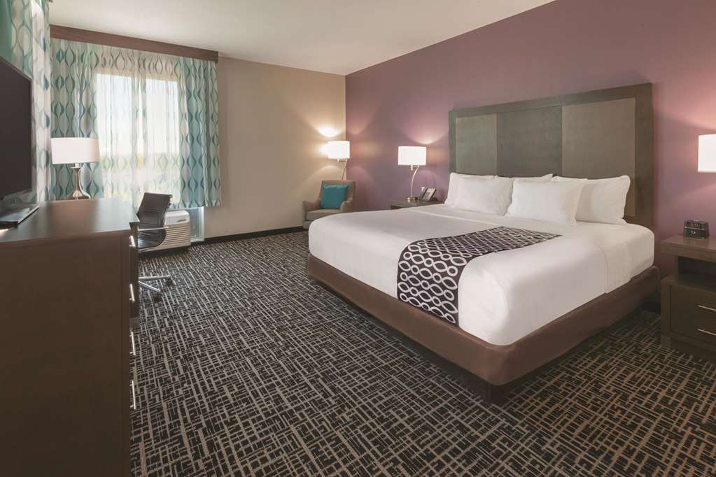 La Quinta Inn & Suites by Wyndham Terre Haute - photo 16