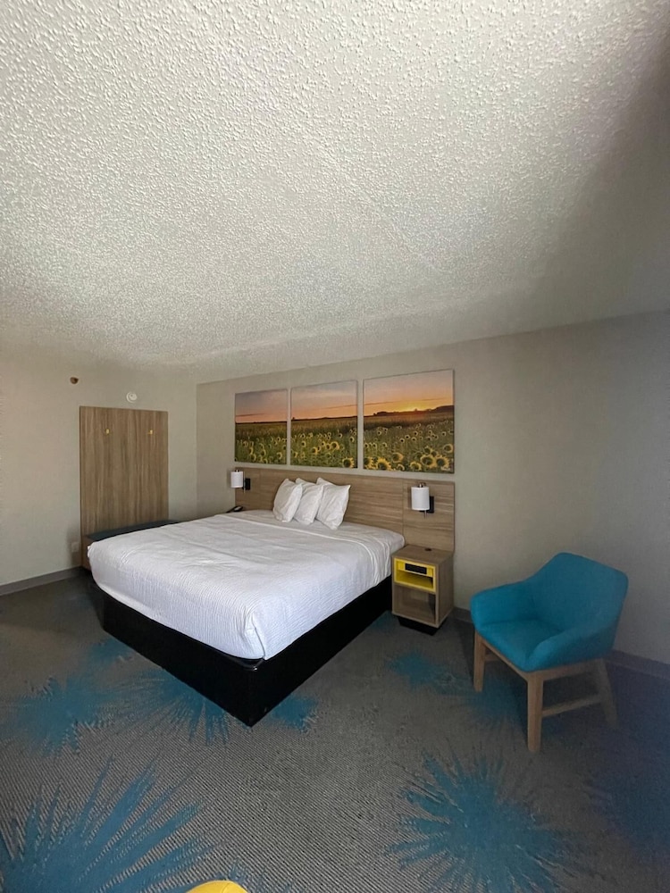 Days Inn by Wyndham Mandan Bismarck Area - photo 8