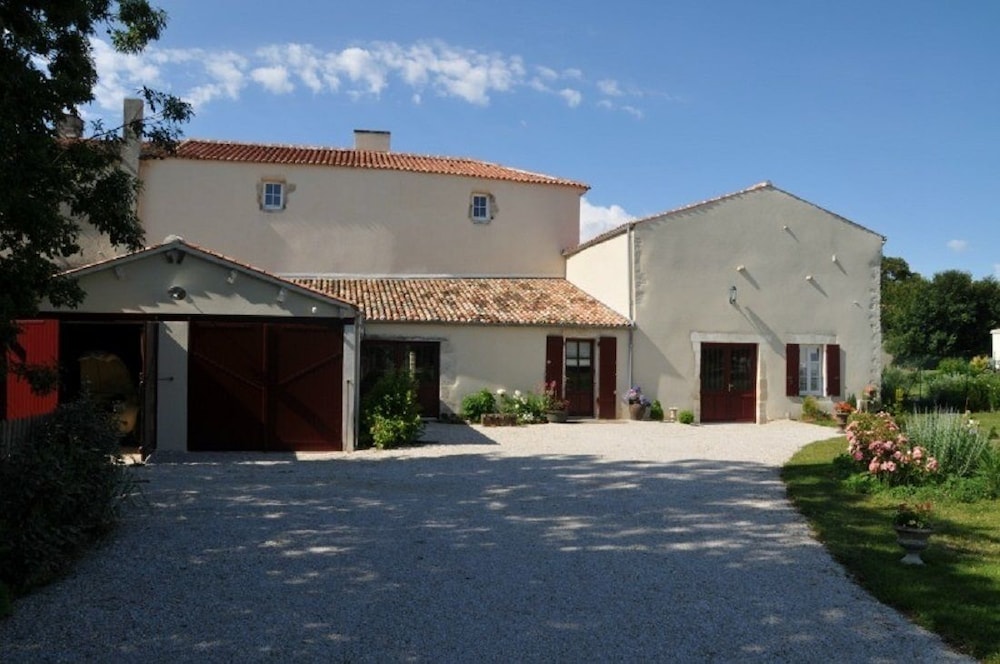 Le Logis De La Poupelière in La Rochelle, France