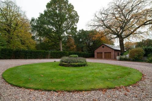 Luxury Coach house next to woodland in Knutsford — 4-Star Luxury Hotel in Knutsford, United Kingdom