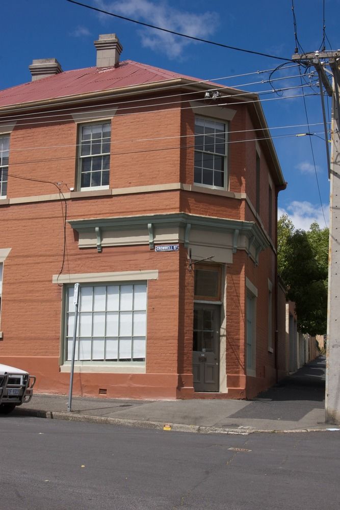 DeWitt Apartment 3 Red Doors Battery Point — 4-Star Luxury Hotel in Hobart, Australia