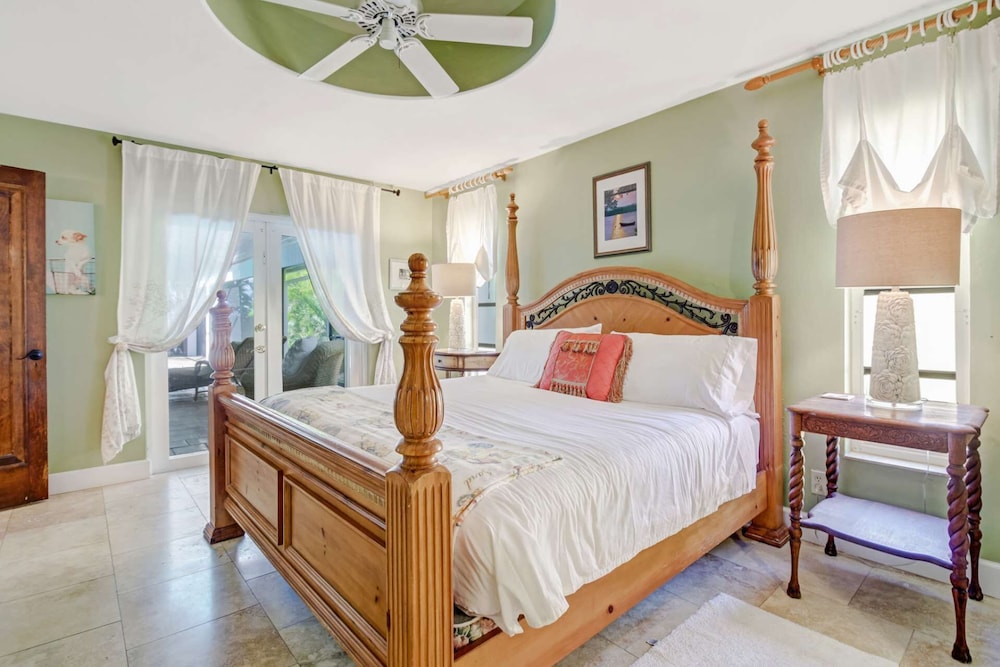 1034 Dolphin Dr — hotel in Cape Coral