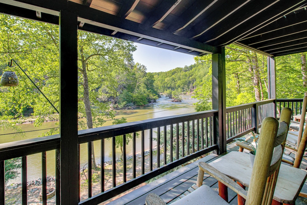 The River Rest Ellijay Cabin with Hot Tub — 4-Star Luxury Hotel in Ellijay, United States
