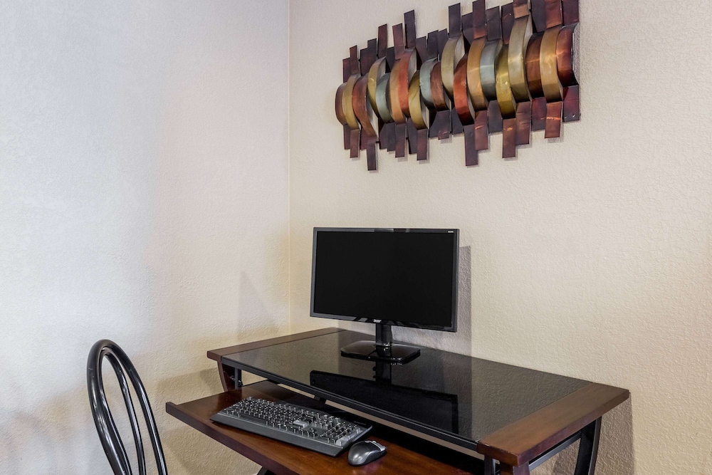 Urbandale Extended Stay - photo 15