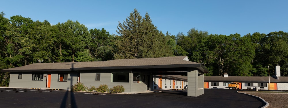 4411 Inn & Suites - photo 42