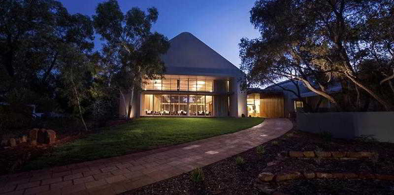 Sails In The Desert - carbon neutral hotel in Yulara