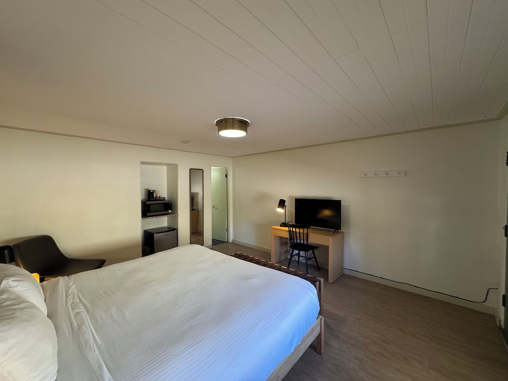 Pikes Peak Inn - photo 14
